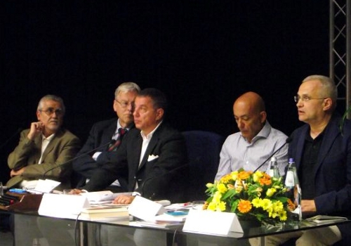 Un momento della serata conclusiva alla sala de «L'Unione Sarda»: la tavola rotonda con (da sinistra) Filippo Peretti, Francesco Birocchi, Andrea Frailis, Gianfranco Quartu, Antonello Liori
