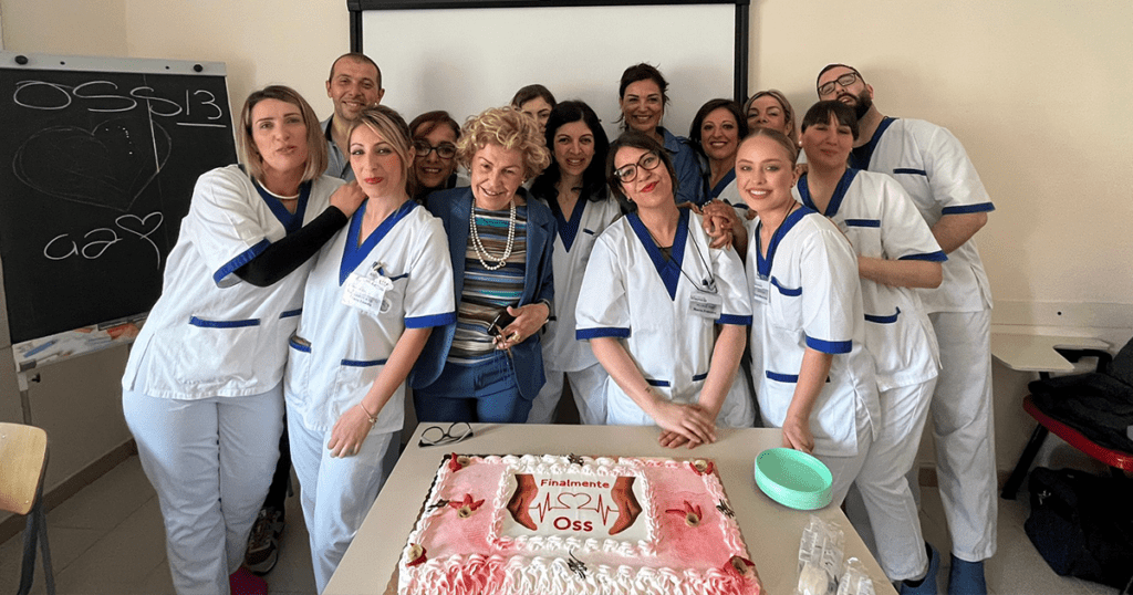 Foto di gruppo con la torta